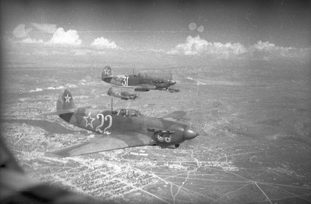 Istrebiteli YAk 9D VVS CHernomorskogo flota nad Krymom aprel 1944 g